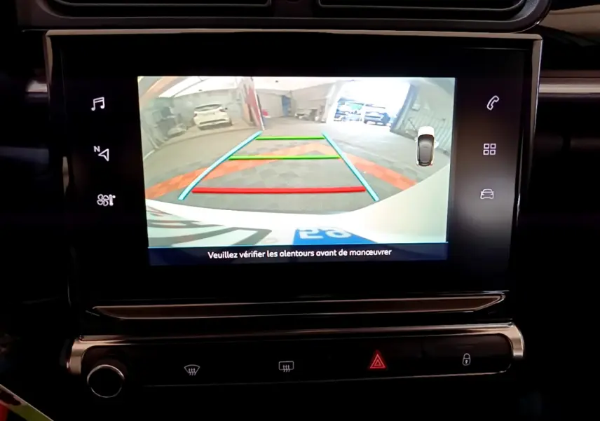 Écran tactile central affichant la caméra de recul avec guidage coloré dans une Citroën C3 blanche de 2019.