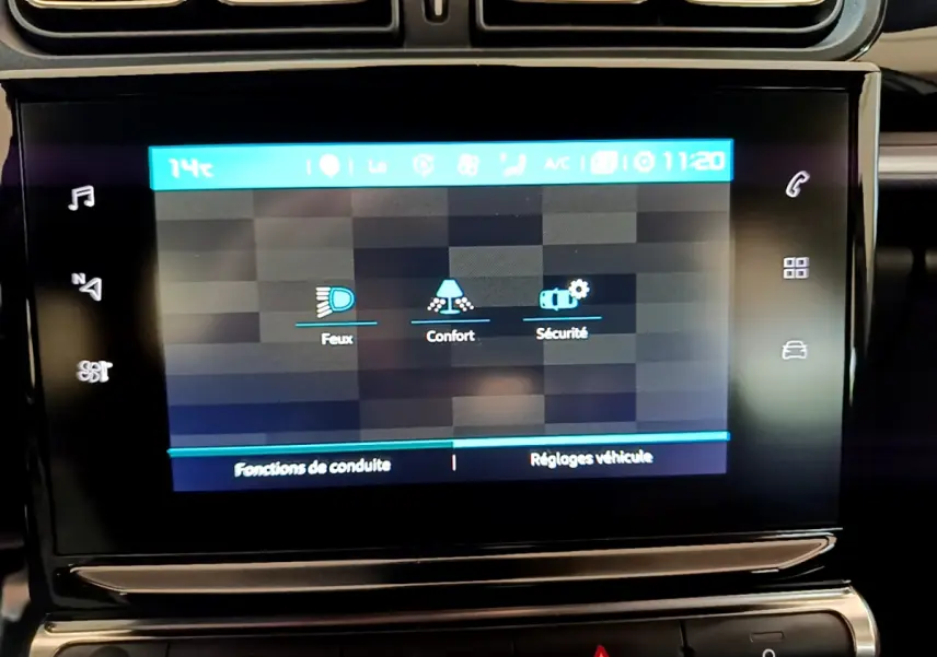 Écran tactile central de la Citroën C3 blanche de 2019 affichant les réglages Feux, Confort et Sécurité.