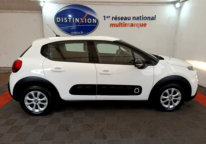 Profil droit d'une Citroën C3 blanche de 2019 avec protections latérales noires et jantes alliage.