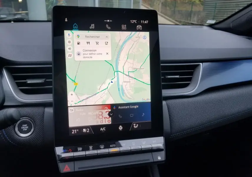 Vue rapprochée de la console centrale du Renault Captur 2025, écran tactile vertical affichant la navigation GPS.