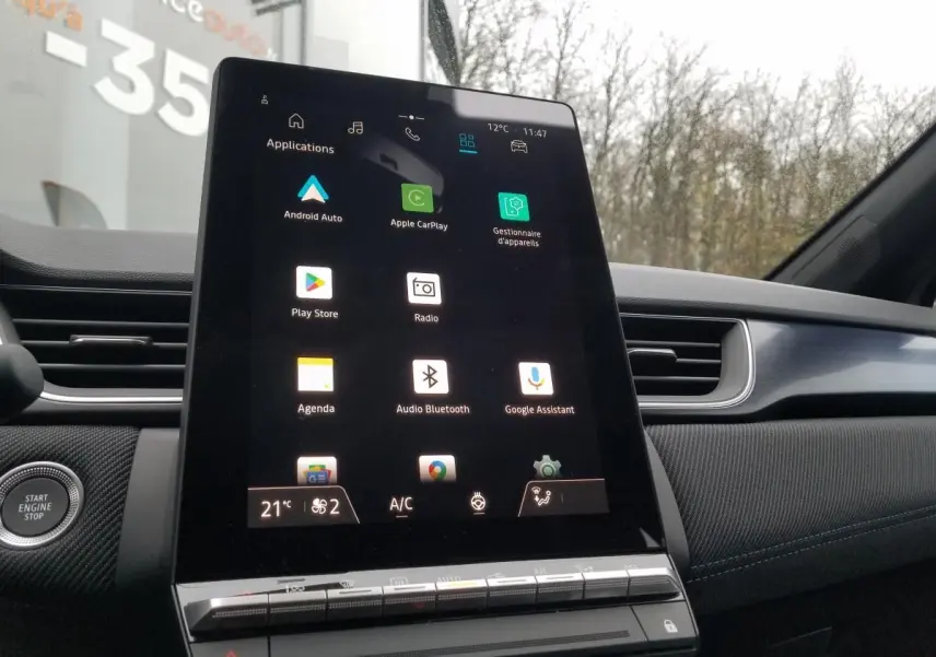 Écran tactile central affichant Android Auto et Apple CarPlay dans l'habitacle du Renault Captur gris Rafale 2025.