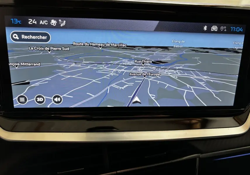 Écran tactile central affichant la navigation GPS dans l’habitacle d’une Peugeot 208 Hybrid 110 e-DCS6 GT 2025.