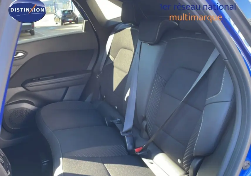 Vue intérieure montrant les sièges arrière noirs du Renault Symbioz 2025 en bleu Iron Metal, porte ouverte côté droit.