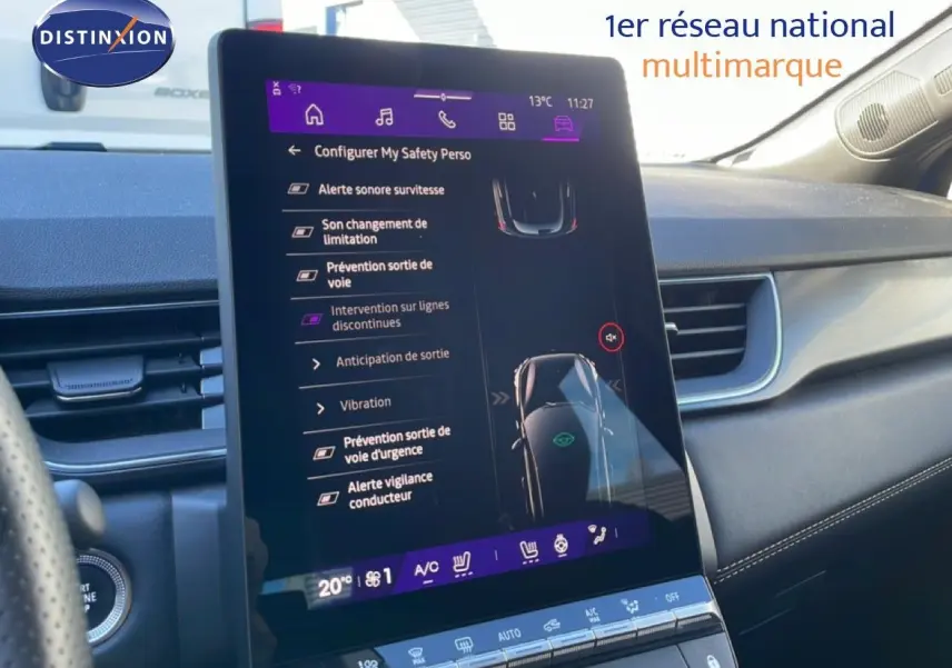 Vue intérieure du tableau de bord de la Renault Symbioz bleu iron metal, avec écran tactile central affichant les aides à la conduite.