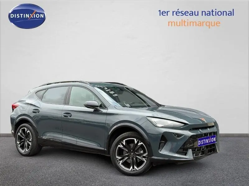 Vue 3/4 avant droite d'un CUPRA Formentor bleu Fjord avec jantes alu et barres de toit visibles.