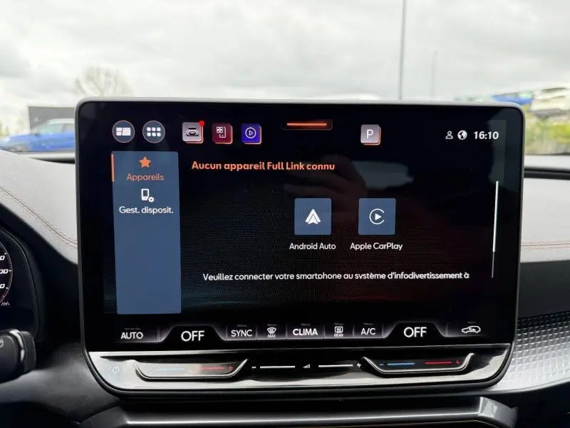 Écran tactile central du tableau de bord du CUPRA Formentor bleu, affichant les options Android Auto et Apple CarPlay.