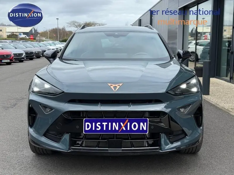 Vue frontale d'une CUPRA Formentor 2.0 TDI bleu Fjord avec logo cuivré et phares LED allumés.