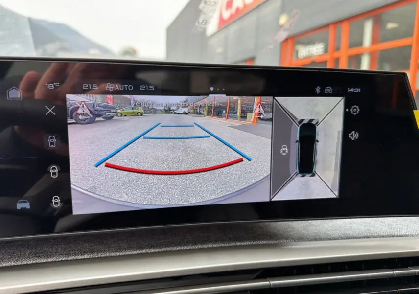 Écran intérieur du Peugeot 3008 Hybrid 145 GT montrant la caméra de recul et la vue 360° en stationnement.