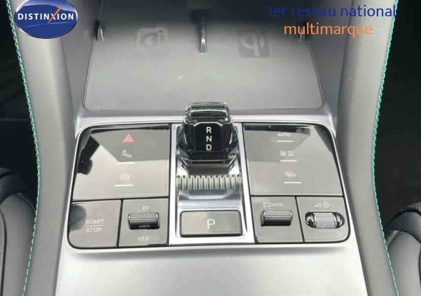 Gros plan sur la console centrale du BYD SEAL U 2026, avec levier de vitesses noir et commandes tactiles.