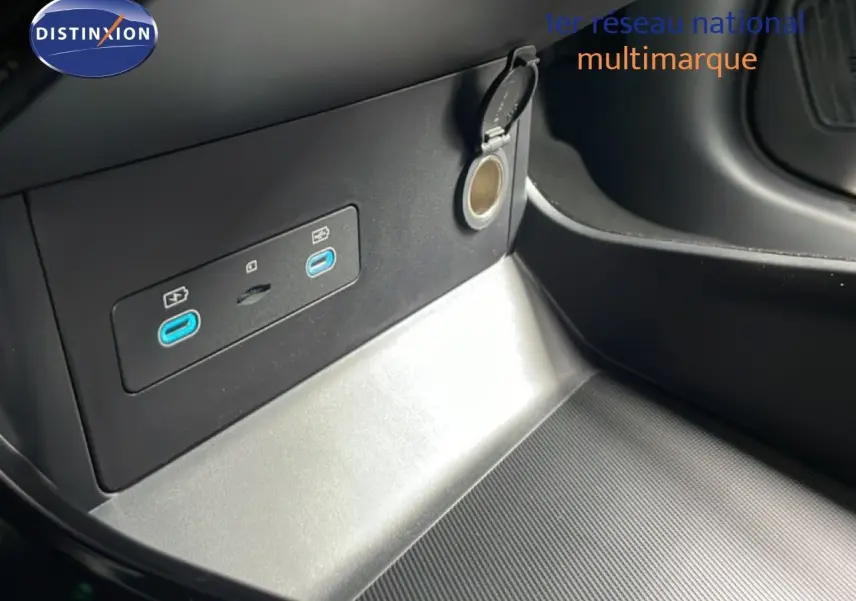 Détail intérieur montrant les ports USB-C bleus et prise 12V sur la console centrale du BYD SEAL U gris.