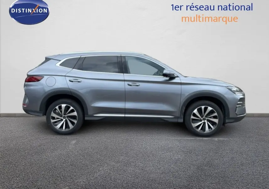 Vue de profil côté gauche du SUV BYD SEAL U hybride rechargeable en gris métallisé avec jantes alliage.