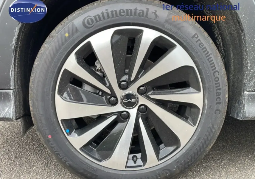 Gros plan sur la roue avant gauche du BYD SEAL U 2026 en TIME GREY METAL avec jante alliage bicolore et pneu Continental.