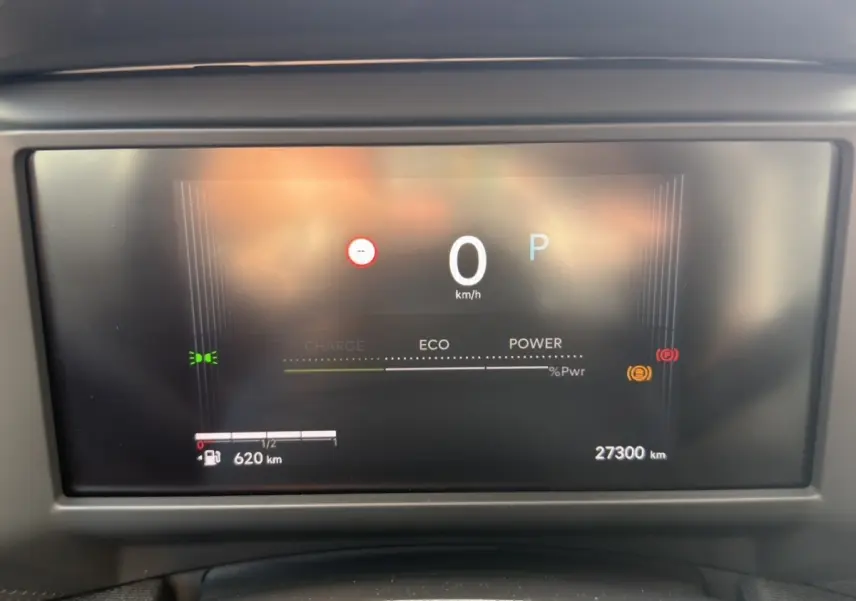 Affichage numérique du tableau de bord de la Citroën C4 hybride, indiquant 0 km/h et 27 300 km au compteur.