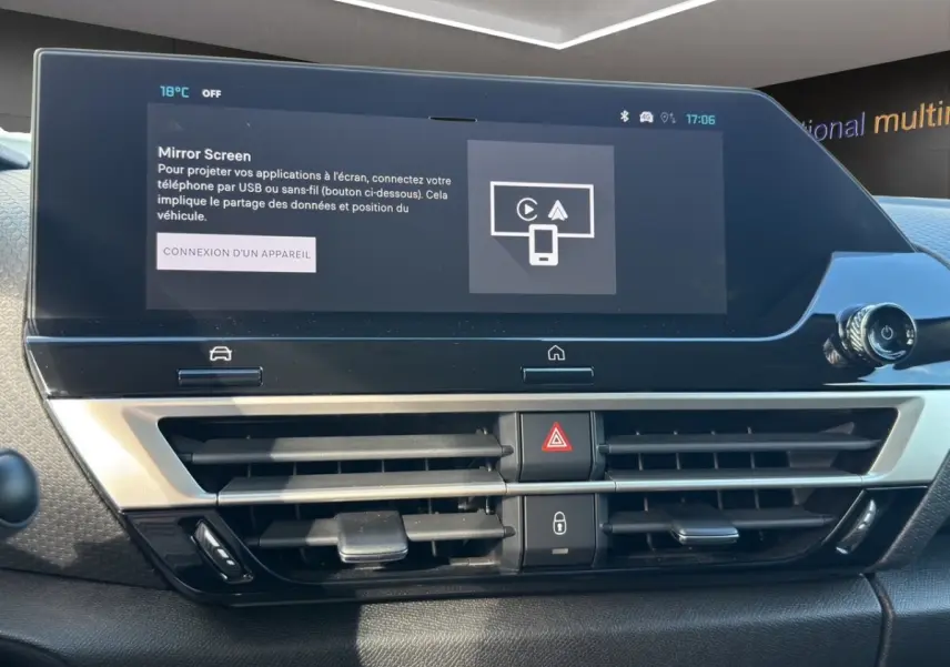 Vue rapprochée du tableau de bord central de la Citroën C4 hybride 2025, écran tactile et commandes d’aération visibles.