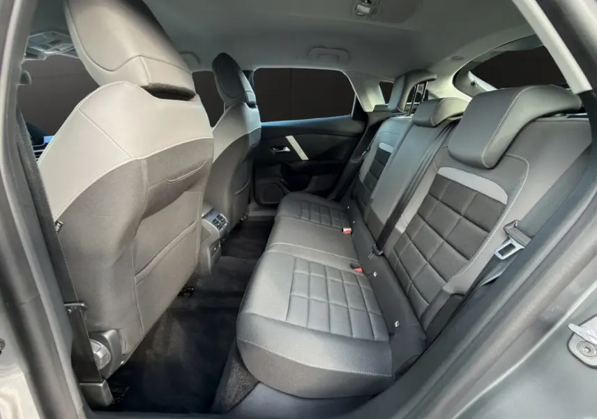 Vue intérieure côté droit des sièges arrière gris foncé et noirs de la Citroën C4 Hybride 2025.