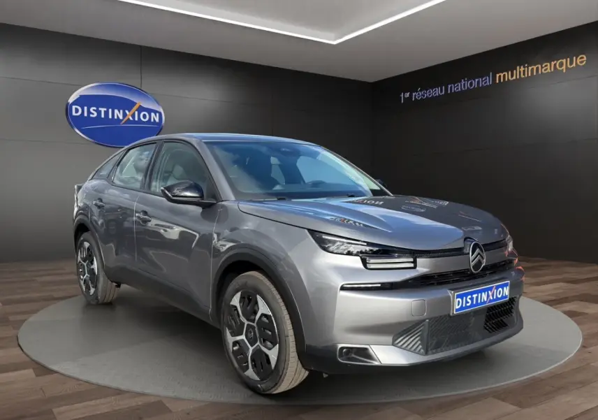 Vue 3/4 avant d'une Citroën C4 hybride gris foncé avec phares LED et jantes au design moderne.