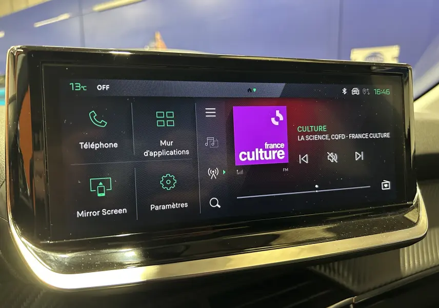 Écran tactile central de la Peugeot 208 II Turbo 100 Allure, affichant l’interface multimédia avec radio France Culture.