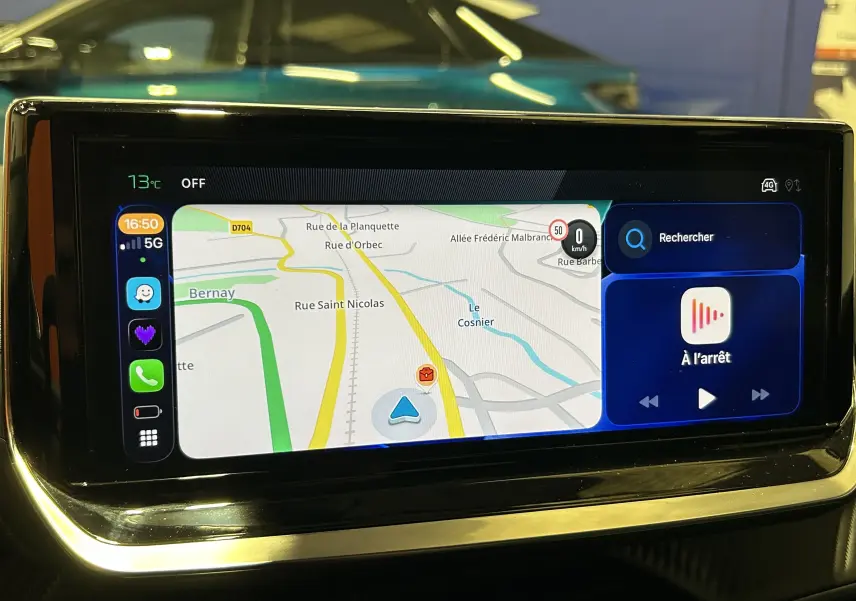 Écran tactile central du Peugeot 208 II Turbo 100 Allure, affichant la navigation et les commandes multimédia.
