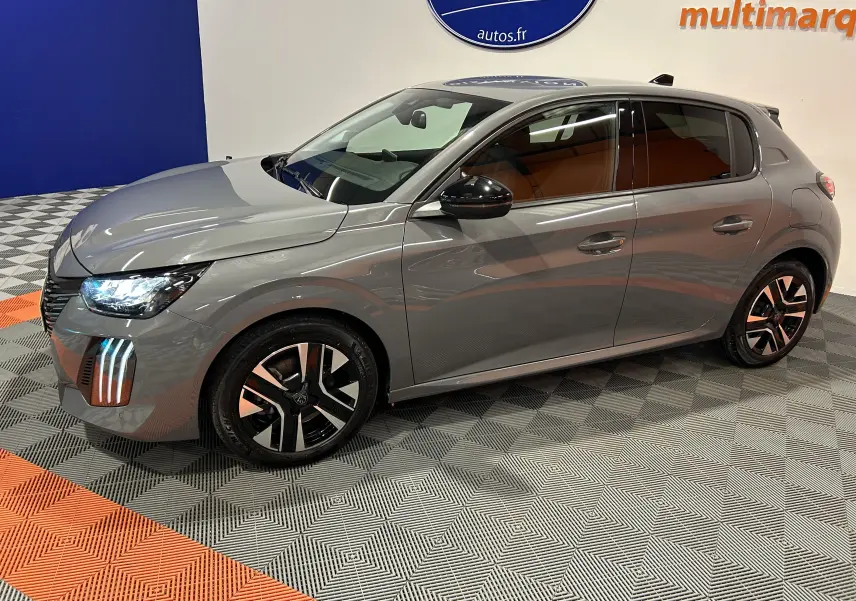 Peugeot 208 gris Selenium vue de profil côté gauche, avec feux LED et jantes noires distinctives.