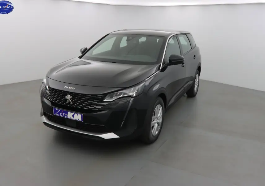 Peugeot 5008 noir perle métal vu en 3/4 avant droit dans un studio lumineux avec calandre distinctive et phares LED.