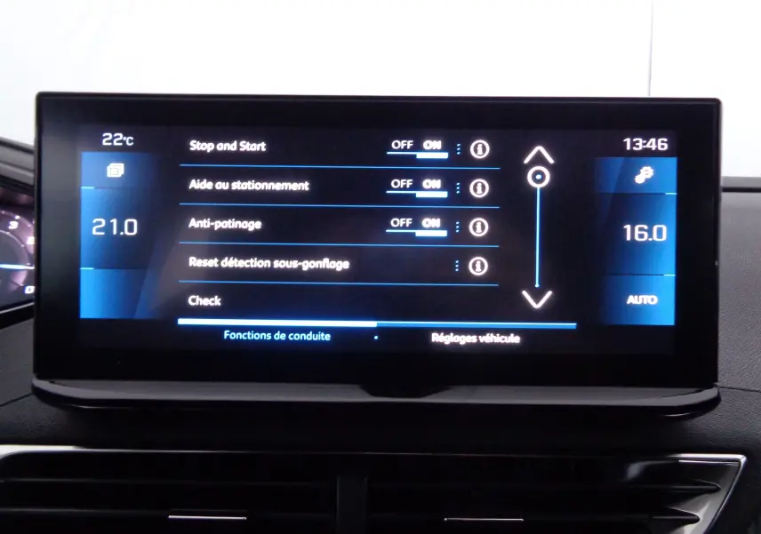 Écran tactile central du Peugeot 5008 2023 affichant les réglages d'aides à la conduite et la climatisation.
