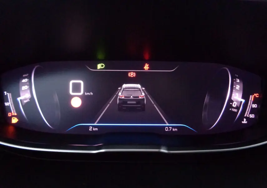 Tableau de bord numérique du Peugeot 5008 2023 affichant la voiture vue de dos et les indicateurs de vitesse et température.