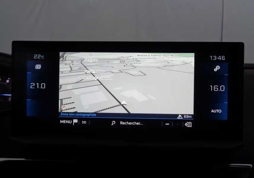 Écran tactile central du Peugeot 5008 2023 affichant la navigation GPS et les réglages de température intérieure.