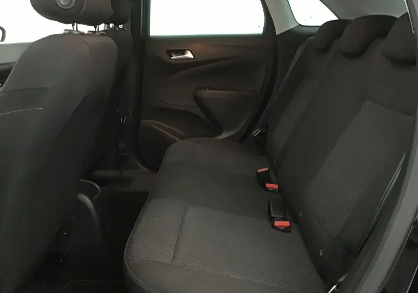 Vue intérieure côté droit des sièges arrière noirs de l'Opel Crossland 2022, finition élégante avec ceintures visibles.