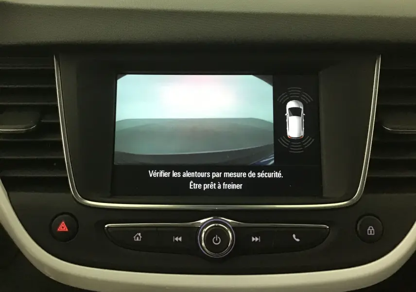 Écran central de l’Opel Crossland 2022 affichant la caméra de recul avec avertissement de sécurité.