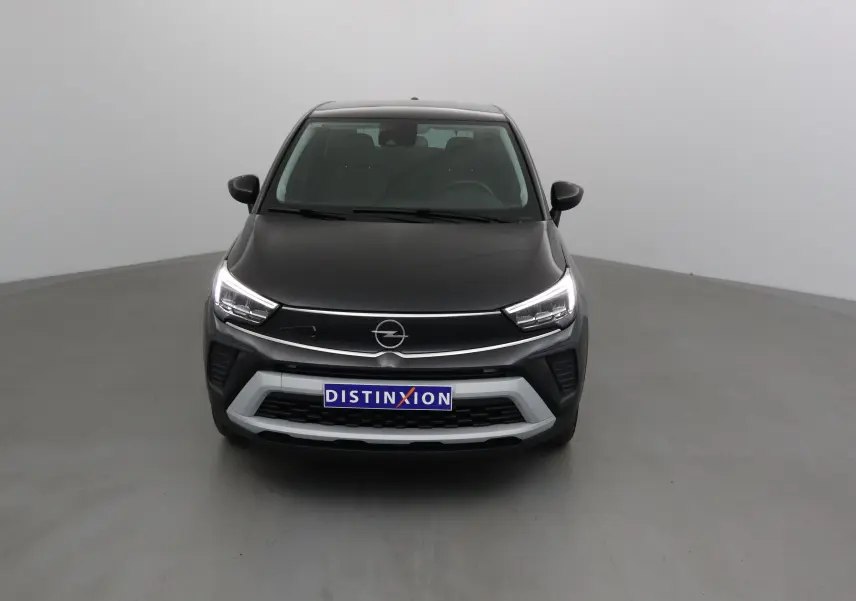 Vue frontale d'un Opel Crossland noir 2022 avec feux LED allumés et calandre argentée distinctive.