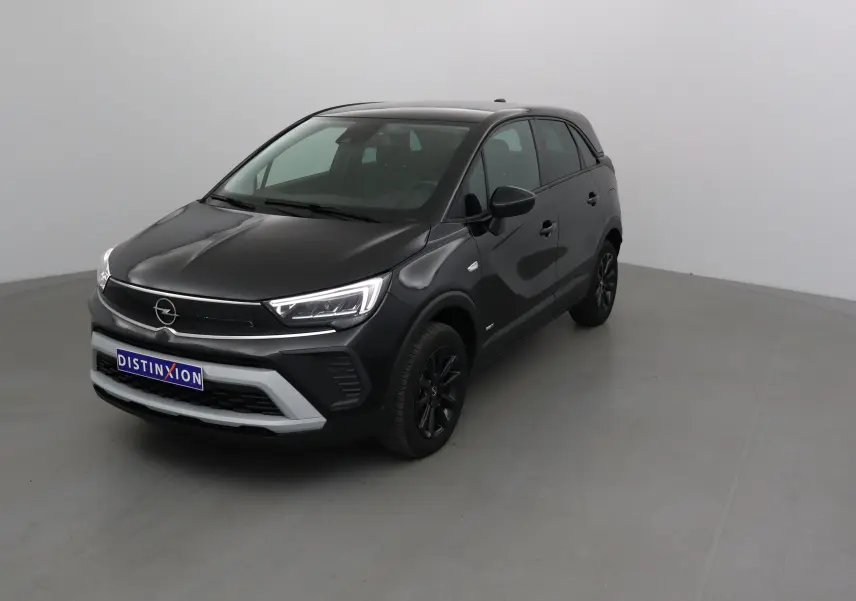 Opel Crossland noir vue 3/4 avant droit, avec calandre moderne et jantes noires dans un studio gris.