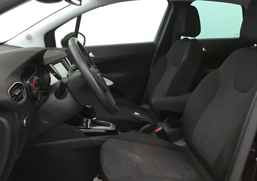 Intérieur noir de l'Opel Crossland 2022, vue côté gauche sur les sièges avant et le tableau de bord avec boîte auto.