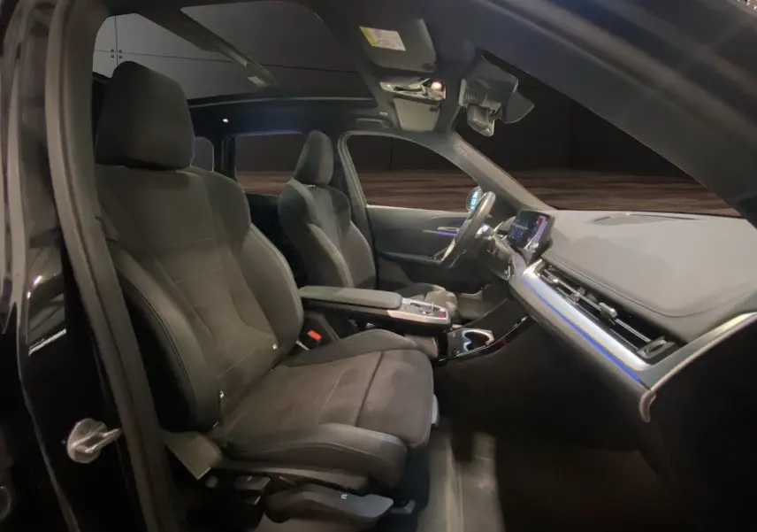 Intérieur noir du BMW X1 2025 XDRIVE 20D M SPORT vu côté conducteur, avec sièges sport et tableau de bord moderne.