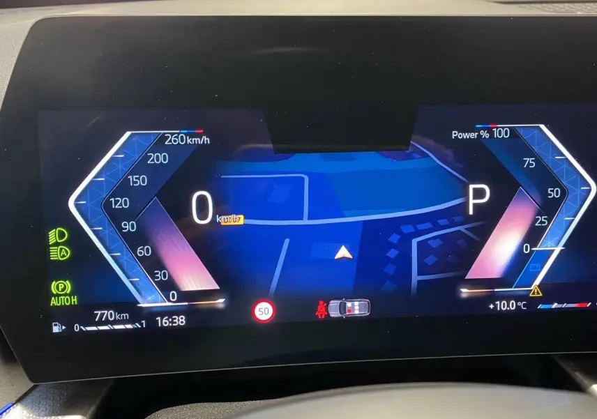 Affichage numérique du tableau de bord du BMW X1 2025, montrant la vitesse à 0 km/h et la position au point mort.