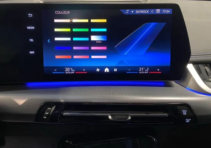 Écran tactile central du BMW X1 2025 affichant les options de couleur d'ambiance intérieure avec éclairage bleu.