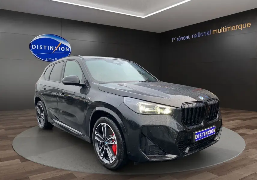 BMW X1 XDRIVE 20D M SPORT noir Saphir en 3/4 avant droit avec jantes bi-ton et étriers rouges visibles
