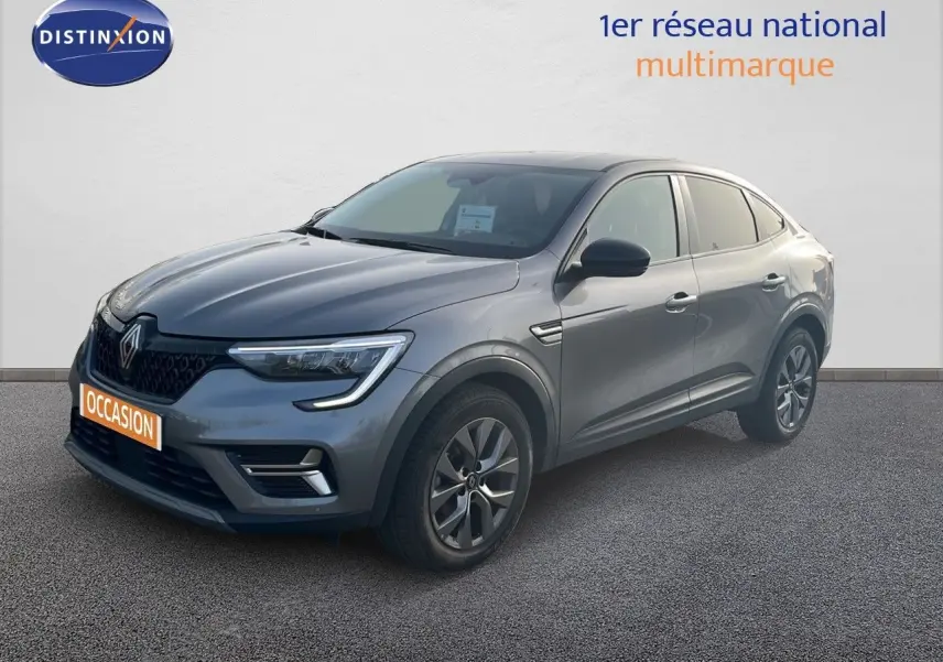 Renault Arkana gris satin métal vu en 3/4 avant droit, mettant en valeur ses optiques LED et sa silhouette dynamique.