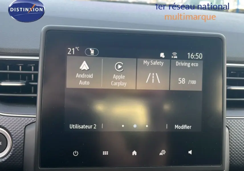 Écran tactile central de la Renault Arkana 2025 affichant Android Auto et Apple Carplay, vue intérieure frontale.