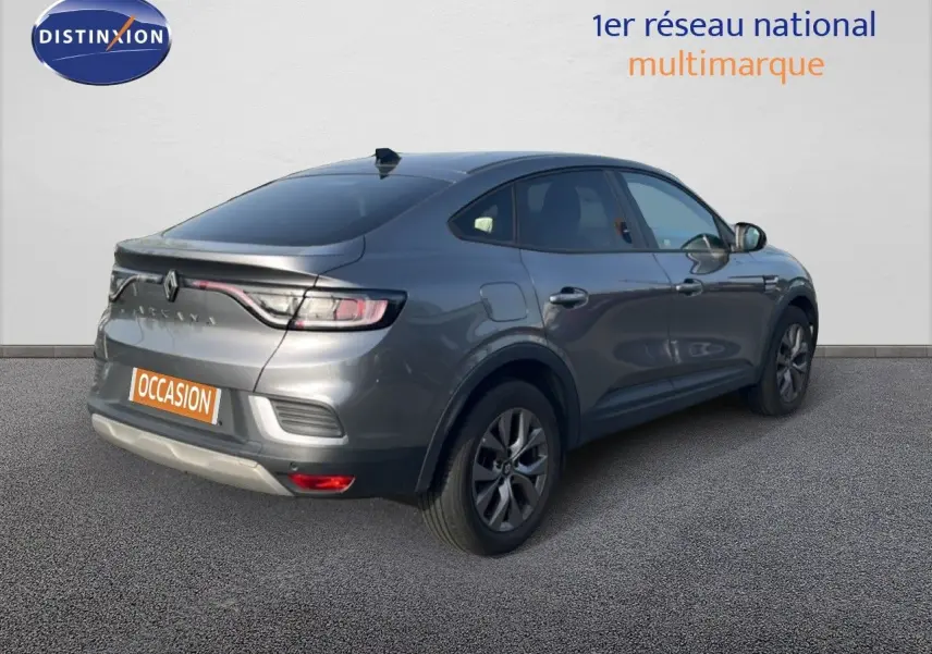 Vue 3/4 arrière droite d'une Renault Arkana gris satin métal, soulignant son design coupé et ses feux arrière LED.