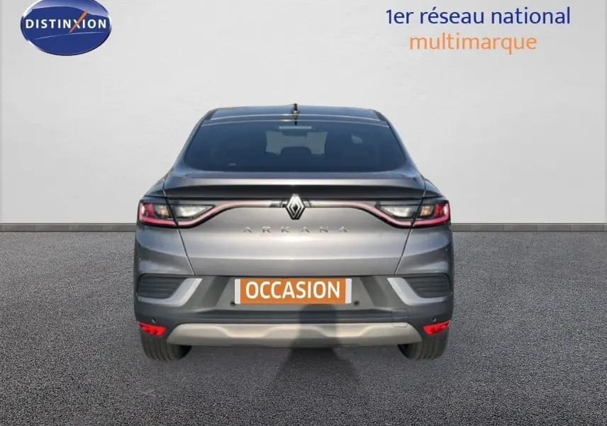 Vue arrière d'une Renault Arkana gris satin métal 2025 avec feux LED et logo central lumineux.
