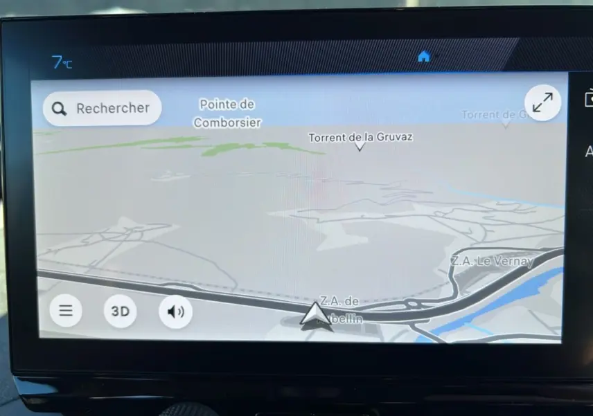 Écran tactile de navigation GPS 10 pouces du Peugeot Rifter 2025 affichant une carte en mode 3D.
