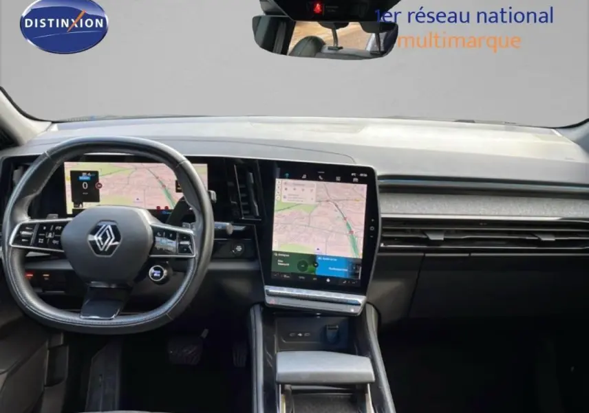 Vue intérieure du tableau de bord et volant cuir multifonctions de la Renault Espace gris 2024 avec écran tactile vertical et GPS.