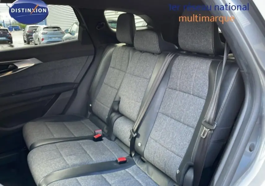 Vue intérieure côté droit des sièges arrière gris tissu et cuir du Renault Espace VI E-Tech 2024, avec ceintures de sécurité visibles.