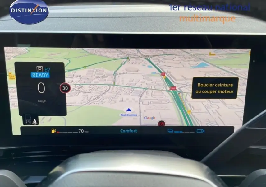 Écran tactile du tableau de bord du Renault Espace gris 2024 affichant la navigation GPS couleur en vue avant.