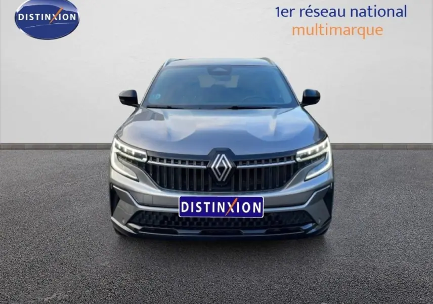 Vue frontale d'un Renault Espace gris 2024 avec calandre noire et feux LED distinctifs allumés.