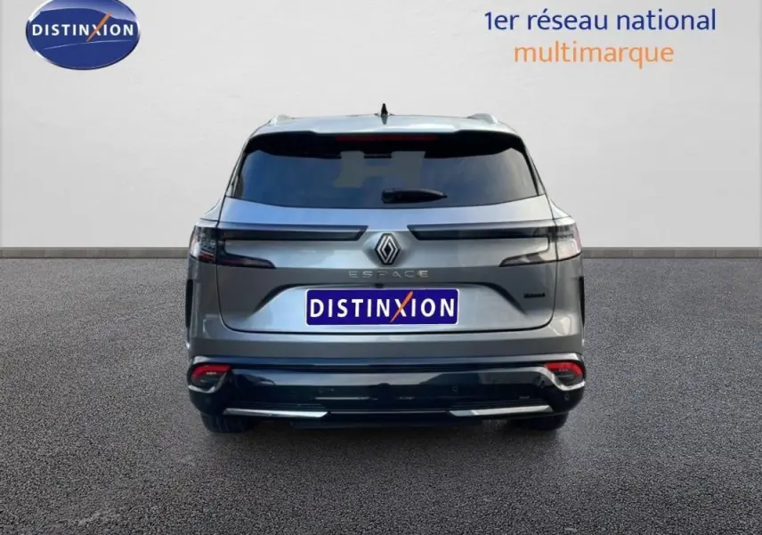 Vue arrière d'un Renault Espace gris 2024 avec barres de toit et feux arrière LED distinctifs.
