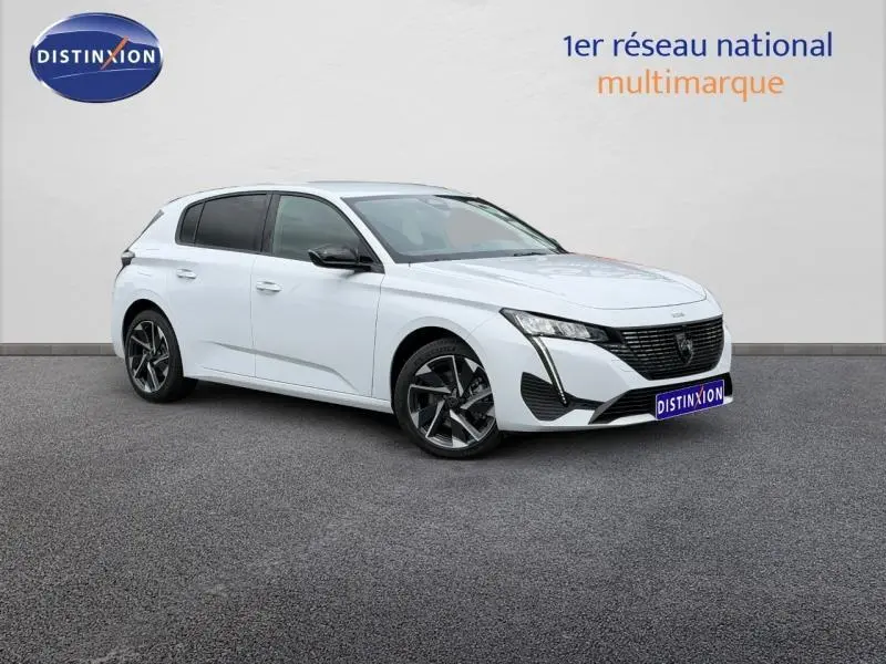 Peugeot 308 blanc Okénite vue 3/4 avant droit, jantes alliage et calandre noire distinctive.