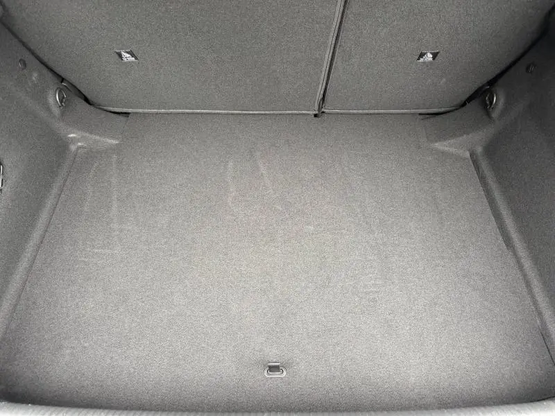 Coffre vide en tissu gris de la Peugeot 308 1.2 Hybrid 145ch Allure e-DCS6 vue de dessus.