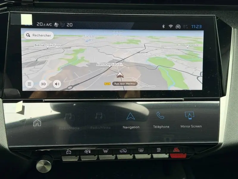 Écran tactile central affichant la navigation dans l’habitacle de la Peugeot 308 blanc Okénite, version 2025.