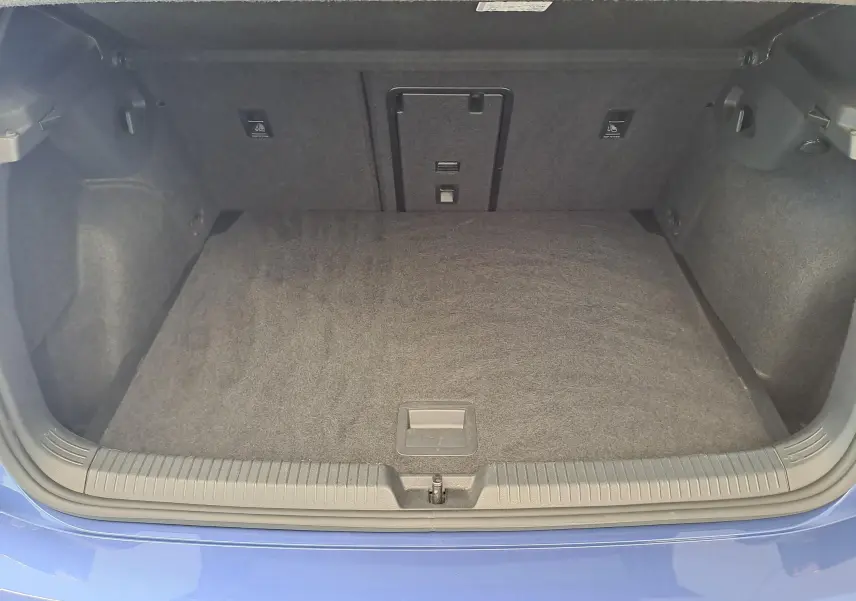 Vue plongeante sur le coffre vide d'une Volkswagen Golf 1.5 eTSI 150 Bleu Anémone avec intérieur noir.
